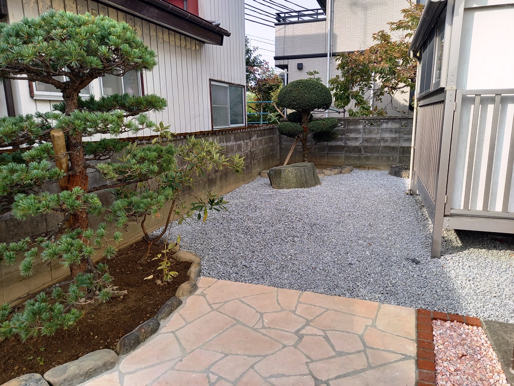 土の部分を減らし、管理が楽になった庭まわり　郡山市Ｏ様邸